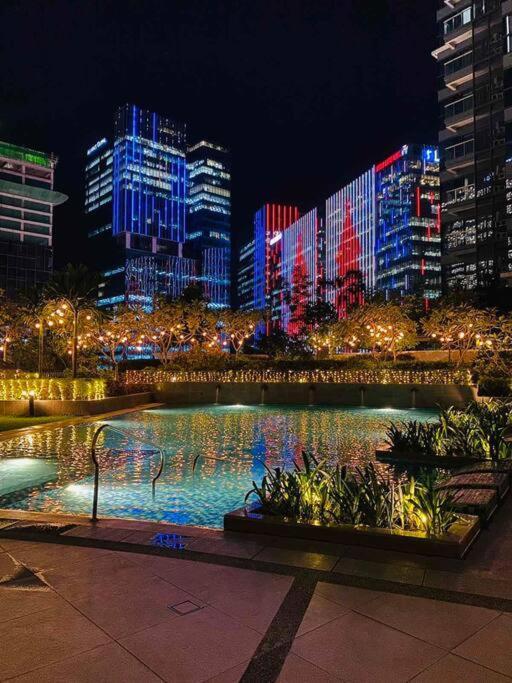 Cosy Executive 1 Bedroom Uptown Parksuites Ultra Fast Internet Manila Exteriör bild