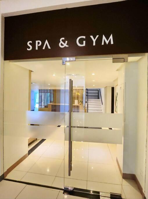 Cosy Executive 1 Bedroom Uptown Parksuites Ultra Fast Internet Manila Exteriör bild
