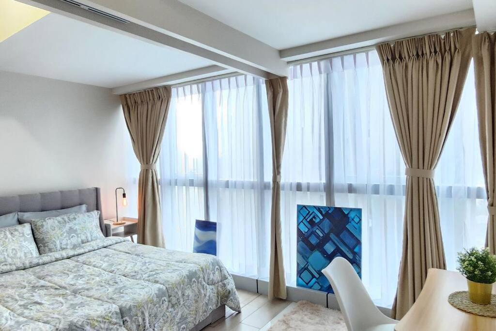 Cosy Executive 1 Bedroom Uptown Parksuites Ultra Fast Internet Manila Exteriör bild